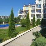Seaside 1-br With Pool Access