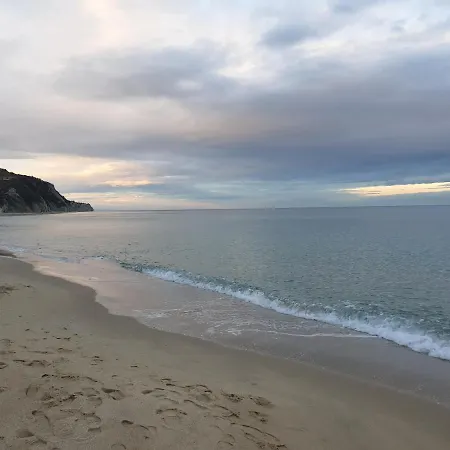 Seaside 1-br With Pool Access