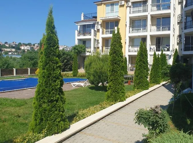 Seaside 1-br With Pool Access