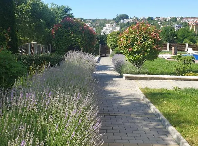 Seaside 1-br With Pool Access ביאלה